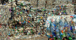 Latvijā 40% veikalu plauktos sastopamo preču iepakojumu ir daudzslāņu, tādējādi samazinot iespēju tos pārstrādāt. Vienlaikus ik gadu preču plastmasas iepakojuma apjoms palielinās.