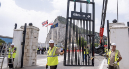 Robežas vārtu demontāža uz Gibraltāra un Spānijas robežas. Jaunās vienošanās ietvaros nojaukts žogs, kas Gibraltāru un Spāniju nošķīra kopš 1908. gada.