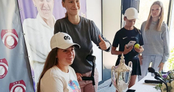 Aļona Ostapenko vakar Jūrmalā sniedza autogrāfus un bildējās ar saviem līdzjutējiem un jaunajiem tenisistiem. "Izbaudiet tenisu un nelieciet sev spiedienu," viņa piekodināja bērniem un viņu vecākiem. "Man tas ir ļoti grūti, jo esmu perfekcioniste, tas tenisā nav ļoti labi. Neviens spēlētājs nav ideāls, visi kļūdās. Galvenais ir uzvarēt tajās dienās, kad nejūties labi. Ja man mentālais treneris būtu tajā laikā, kad uzvarēju "French Open", tad būtu daudz vieglāk." Aļona Ostapenko vakar Jūrmalā sniedza autogrāfus un bildējās ar saviem līdzjutējiem un jaunajiem tenisistiem. "Izbaudiet tenisu un nelieciet sev spiedienu," viņa piekodināja bērniem un viņu vecākiem. "Man tas ir ļoti grūti, jo esmu perfekcioniste, tas tenisā nav ļoti labi. Neviens spēlētājs nav ideāls, visi kļūdās. Galvenais ir uzvarēt tajās dienās, kad nejūties labi. Ja man mentālais treneris būtu tajā laikā, kad uzvarēju "French Open", tad būtu daudz vieglāk."