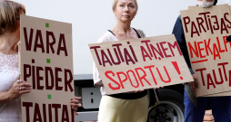 Pie Izglītības un zinātnes ministrijas "Latvijas Latviešu biedrība" rīkotais pikets, aicinot apturēt Murjāņu sporta ģimnāzijas teritoriālās struktūrvienības "Jūrmala" darbības izbeigšanas procesu, lai to vēlreiz izvērtētu. Pie Izglītības un zinātnes ministrijas "Latvijas Latviešu biedrība" rīkotais pikets, aicinot apturēt Murjāņu sporta ģimnāzijas teritoriālās struktūrvienības "Jūrmala" darbības izbeigšanas procesu, lai to vēlreiz izvērtētu.