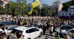 Kijivā uz protesta akciju pret Mihailo Fedorova atcelšanu no aizsardzības ministra amata ceturtdien sanāca aptuveni tūkstoš demonstrantu. Viņi pieprasīja "novākt rokas no Fedorova" un "pārtraukt sabotēt uzvaru".