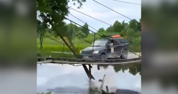 Uz tilta ielūzušais KIA Sorento.