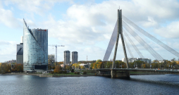 Vanšu tilts pār Daugavu un "Swedbank" centrālā ēka.