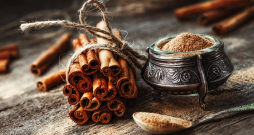 Uzskata, ka vienīgo īsto kanēli (Cinnamomum verum) iegūst no Ceilonas kanēļkoka (Cinnamomum zeylanicum) mizas. Uzskata, ka vienīgo īsto kanēli (Cinnamomum verum) iegūst no Ceilonas kanēļkoka (Cinnamomum zeylanicum) mizas.