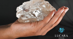Pirmajā desmitniekā – šim Botsvānas dimantam ir 1305,4 karāti. Ierastākās ikdienas mērvienībās – 261,08 grami. "Lucara Diamond" foto. 