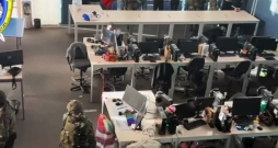 Lielākā daļa aizturēto ir Ķīnas pilsoņi, šīs valsts kibermafija pēdējos gados izpleš taustekļus Austrumāfrikā. Ugundas policijas foto. 