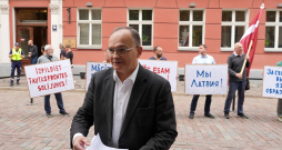 Latvijas Krievu mācībvalodas skolu atbalsta asociācijas (LAŠOR) valdes priekšsēdētājs, bijušais Saeimas deputāts Igors Pimenovs pie Saeimas nama, kur notiek LAŠOR rīkotais pikets pret pāreju uz mācībām latviešu valodā. Latvijas Krievu mācībvalodas skolu atbalsta asociācijas (LAŠOR) valdes priekšsēdētājs, bijušais Saeimas deputāts Igors Pimenovs pie Saeimas nama, kur notiek LAŠOR rīkotais pikets pret pāreju uz mācībām latviešu valodā.