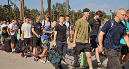 Valsts aizsardzības dienesta jaunieši 17. jūlijā ieradās Ādažos armijas bāzē. Uz reģistrāciju veidojās pagara rinda.