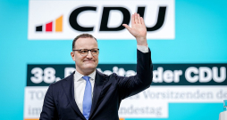 Jenss Špāns šā gada 21. februārī Štutgartē, kur notika kristīgo demokrātu kongress. Tā dalībnieki apstiprināja partijas iepriekšējo nostādni, ka surogācijas prakse Vācijā nav pieļaujama.