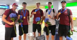 Pludmales volejbolisti Mārtiņš Pļaviņš (no kreisās), Kristians Fokerots, Gustavs Auziņš, Edgars Točs un pludmales volejbola treneris Sandris Andrejevs Rīgas lidostā ar izcīnītām zelta medaļām Eiropas Volejbola konfederācijas Nāciju kausā Budapeštā. 