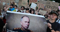 Demonstrants Kijivā tur kariķētu Ukrainas Bruņoto spēku virspavēlnieka Oleksandra Sirska attēlu, pieprasot viņa atkāpšanos un atlaistā aizsardzības ministra Mihailo Fedorova atjaunošanu amatā.