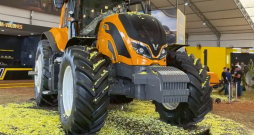 'Valtra M5' traktors.