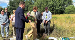 Piemiņas brīdis Mazjumpravmuižas nometnes vietā šā gada 2. jūlijā.