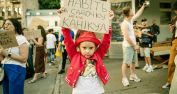 Simtiem ukraiņu vairākas dienas Kijivā piedalījās protesta akcijās pēc Ukrainas aizsardzības ministra Mihailo Fedorova atcelšanas no amata. Daudzi no protestētājiem pauda neapmierinātību ar reformu trūkumu armijā. Uz šīs protesta dalībnieces plakāta ukraiņu valodā rakstīts: "Pat bērnudārzā nav brīvlaika". Tas ir kā satīrisks sabiedrības pārmetums Ukrainas augstākajai vadībai par to, ka kara laikā nemitīgi tiek mainītas svarīgas amatpersonas, neļaujot tām pabeigt uzsāktās reformas. Plakāts arī simbolizē Ukrainas sabiedrības un jo īpaši jaunās paaudzes nogurumu no iekšējām politiskajām cīņām un pieprasījumu pēc stabilitātes un reālām reformām frontē, kur brīvdienu nav nevienam.