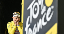 Dopinga apkarotāju nakts reids, kura īstenošanai bija nepieciešama tiesas atļauja, met aizdomu ēnu uz vadošajiem "Tour de France" velobraucējiem, arī Tadeju Pogačaru, kuram tikai milzīga neveiksme var liegt piekto tūres uzvarētāja titulu.