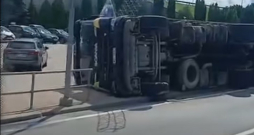 Apgāzies kravas auto Rīgas HES teritorijā.