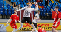 Valdis Kalniņš (centrā ar bumbu) uzbrukuma smailē mačā pret Ziemeļmaķedonijas vienaudžiem, kurā viņš guva 17 vārtus un pirmo reizi laboja Eiropas U-20 čempionātu rekordu.