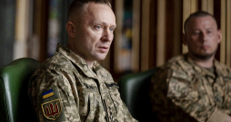Ukrainas bruņoto spēku virspavēlnieka amatā ieceltais Mihailo Drapatijs. Ukrainas bruņoto spēku virspavēlnieka amatā ieceltais Mihailo Drapatijs.