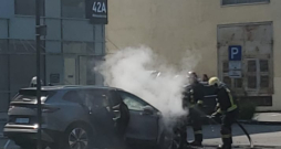 Rīgā, Mūkusalas ielas biroju stāvvietā ugunsdzēsēji dzēš elektrisko automobili.