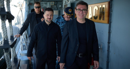Ukrainas prezidents Volodimirs Zelenskis un Apvienotās Karalistes premjerministrs Endijs Bērnems tiekas ar Ukrainas un Lielbritānijas jūrniekiem, kuri piedalās mācībās "Sea Breeze".