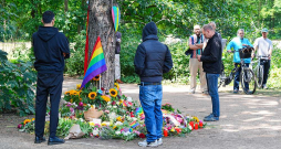 Stihiskais memoriāls terora akta vietā Berlīnes Tīrgartenā. Vācijas Federālais kriminālpolicijas birojs (BKA) jūlija sākumā kā "islāmisma draudus" radošas klasificēja aptuveni 420 personas. Starp tām bija arī Abduls B. Stihiskais memoriāls terora akta vietā Berlīnes Tīrgartenā. Vācijas Federālais kriminālpolicijas birojs (BKA) jūlija sākumā kā "islāmisma draudus" radošas klasificēja aptuveni 420 personas. Starp tām bija arī Abduls B.
