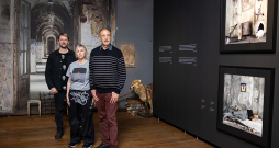 Mākslinieks Rodžers Ballens (no labās) kopā ar izstādes kuratoru Aivaru Baranovski un savu māksliniecisko vadītāju Margeritu Russo. Ejot dziļāk izstādes telpā, cilvēkus var pārsteigt gan radību pilns video darbs, gan vilka izbāzenis. Mākslinieks Rodžers Ballens (no labās) kopā ar izstādes kuratoru Aivaru Baranovski un savu māksliniecisko vadītāju Margeritu Russo. Ejot dziļāk izstādes telpā, cilvēkus var pārsteigt gan radību pilns video darbs, gan vilka izbāzenis.