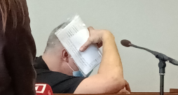 Bijušais lielveikala apsargs Igors Andrejevs tiesā aizsedza seju ar krimināllietas materiāliem un viņa mutei priekšā bija maska. LTV žurnālistei, kura uzdeva jautājumus, apsūdzētais par savām atbildēm skaļā balsī pieprasīja 5000 eiro atlīdzību...