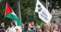 Piketā pie Brīvības pieminekļa pulcējas līdz 200 nevalstisko organizāciju atbalstītāju. Piketā pie Brīvības pieminekļa pulcējas līdz 200 nevalstisko organizāciju atbalstītāju.