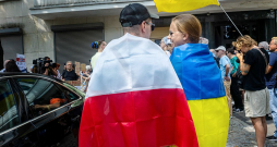 Varšavā 19. jūlijā pie Ukrainas vēstniecības pulcējās Polijā dzīvojošie ukraiņi un viņus atbalstošie poļi, lai izrādītu atbalstu ukraiņiem, kuri pēdējā laikā Polijā sastopas ar pieaugošu agresiju.