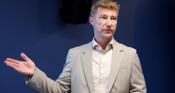 Būvniecības valsts kontroles biroja Informācijas sistēmu departamenta direktors Uldis Jansons: "Būvniecības informācijas sistēmas Mākslīgā intelekta asistents ir Latvijā radīts risinājums, kas balstīts uz Latvijas būvniecības normatīvo regulējumu. Tas nav pielāgots ārvalstu vai citu uzņēmumu produkts, bet gan risinājums, kas veidots atbilstoši Latvijas būvniecības nozares specifikai."