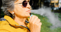 Ecigarešu lietotājiem ir aptuveni par 71% augstāks insulta, par 51% augstāks sirdstriekas un par 49% augstāks sāpju krūtīs (var liecināt par infarktu) risks nekā nesmēķētājiem. Ecigarešu lietotājiem ir aptuveni par 71% augstāks insulta, par 51% augstāks sirdstriekas un par 49% augstāks sāpju krūtīs (var liecināt par infarktu) risks nekā nesmēķētājiem.