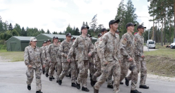 Vasaras brīvlaikā jaunieši apgūst militārās prasmes. Vasaras brīvlaikā jaunieši apgūst militārās prasmes.