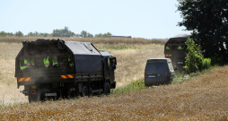 Militārie transportlīdzekļi pie krātera netālu no Tarnavas-Kolonijas ciema Ļubļinas vojevodistē, Polijā.