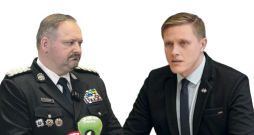 Iekšlietu ministrs Jānis Dombrava (no labās) rosinājis sākt dienesta pārbaudi pret Valsts policijas priekšnieku Armandu Ruku.