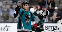 Aizvadītās sezonas labākais hokejists pasaulē 20 gadus vecais kanādietis Maklins Selebrīni ticis pie lielākā līguma NHL vēsturē.