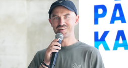 Riteņbraucējs, sporta skolotājs Arvis Sprude piedalās gaidāmā Ginesa rekorda mēģinājuma izziņošanas pasākumā "Rocket Bean" ražotnē.