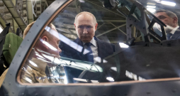 Foto, ko izplatījusi Krievijas valsts ziņu aģentūra "Sputnik", redzams Krievijas prezidents Vladimirs Putins (centrā) Irkutskas Aviācijas rūpnīcas apmeklējuma laikā Irkutskā 2026. gada 24. jūlijā. Foto, ko izplatījusi Krievijas valsts ziņu aģentūra "Sputnik", redzams Krievijas prezidents Vladimirs Putins (centrā) Irkutskas Aviācijas rūpnīcas apmeklējuma laikā Irkutskā 2026. gada 24. jūlijā.