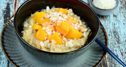 Ar kokosriekstu pienu un mango. Ar kokosriekstu pienu un mango.