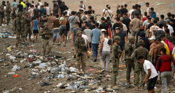 Pie žoga netālu no sadursmju vietas pie Fnidekas, uz Marokas un Spānijas robežas, 2026. gada 31. jūlijā pulcējušies cilvēki. Tūkstošiem migrantu nakts laikā no Marokas šķērsoja robežu un iekļuva Spānijas Ziemeļāfrikas anklāvā Seutā, 31. jūlijā pavēstīja policijas avots. Pie žoga netālu no sadursmju vietas pie Fnidekas, uz Marokas un Spānijas robežas, 2026. gada 31. jūlijā pulcējušies cilvēki. Tūkstošiem migrantu nakts laikā no Marokas šķērsoja robežu un iekļuva Spānijas Ziemeļāfrikas anklāvā Seutā, 31. jūlijā pavēstīja policijas avots.