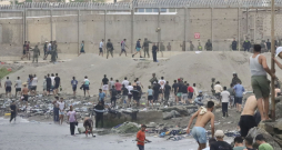 Pie žoga netālu no sadursmju vietas pie Fnidekas, uz Marokas un Spānijas robežas, 2026. gada 31. jūlijā pulcējušies cilvēki. Tūkstošiem migrantu nakts laikā no Marokas šķērsoja robežu un iekļuva Spānijas Ziemeļāfrikas anklāvā Seutā, 31. jūlijā pavēstīja policijas avots. Pie žoga netālu no sadursmju vietas pie Fnidekas, uz Marokas un Spānijas robežas, 2026. gada 31. jūlijā pulcējušies cilvēki. Tūkstošiem migrantu nakts laikā no Marokas šķērsoja robežu un iekļuva Spānijas Ziemeļāfrikas anklāvā Seutā, 31. jūlijā pavēstīja policijas avots.