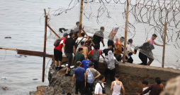 Pie žoga netālu no sadursmju vietas pie Fnidekas, uz Marokas un Spānijas robežas, 2026. gada 31. jūlijā pulcējušies cilvēki. Tūkstošiem migrantu nakts laikā no Marokas šķērsoja robežu un iekļuva Spānijas Ziemeļāfrikas anklāvā Seutā, 31. jūlijā pavēstīja policijas avots. Pie žoga netālu no sadursmju vietas pie Fnidekas, uz Marokas un Spānijas robežas, 2026. gada 31. jūlijā pulcējušies cilvēki. Tūkstošiem migrantu nakts laikā no Marokas šķērsoja robežu un iekļuva Spānijas Ziemeļāfrikas anklāvā Seutā, 31. jūlijā pavēstīja policijas avots.