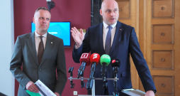 Viedās administrācijas un reģionālās attīstības ministrs Edgars Tavars (no kreisās) un Ministru prezidents Andris Kulbergs piedalās preses konferencē pēc Informācijas sabiedrības padomes sēdes Ministru kabinetā. Viedās administrācijas un reģionālās attīstības ministrs Edgars Tavars (no kreisās) un Ministru prezidents Andris Kulbergs piedalās preses konferencē pēc Informācijas sabiedrības padomes sēdes Ministru kabinetā.
