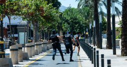 Spānijas policija 2. augustā Seutā dzenas pakaļ migrantam, lai deportētu to atpakaļ uz Maroku.