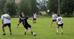 Valmieras vasaras teātra festivālu iesildīja futbola turnīrs Olimpiskā centra stadionā.