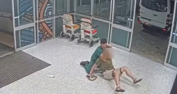 Medicīnas darbinieks neitralizē agresīvu pacientu.