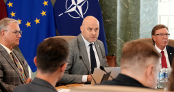 Kultūras ministrs Nauris Puntulis (no kreisās), Ministru prezidents Andris Kulbergs un finanšu ministrs Māris Kučinskis tikšanās laikā ar nevalstisko organizāciju (NVO) pārstāvjiem Ministru kabinetā, lai pārrunātu jautājumus, kas saistīti ar šo organizāciju darbību Latvijā, kā arī iepazītos ar NVO finansēšanas principiem valsts pārvaldē.