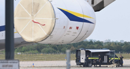 Eksperti strādā vietā, kur šonedēļ Vācijas Leipcigas/Halles lidostas teritorijā pie Ukrainas transportlidmašīnas tika atrasts drons ar neaktivizētu spridzekli.