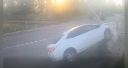 Rīgā autovadītāja sabojā dzelzceļa pārbrauktuves aprīkojumu.