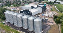 Jelgavā, SIA "Asns Ingredient" būvlaukumā, patlaban darbošanos tikpat kā neredz, jo nu jau darbi notiek jaunās rūpnīcas telpās. Jelgavā, SIA "Asns Ingredient" būvlaukumā, patlaban darbošanos tikpat kā neredz, jo nu jau darbi notiek jaunās rūpnīcas telpās.