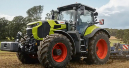 'Claas Axion 8' traktors.